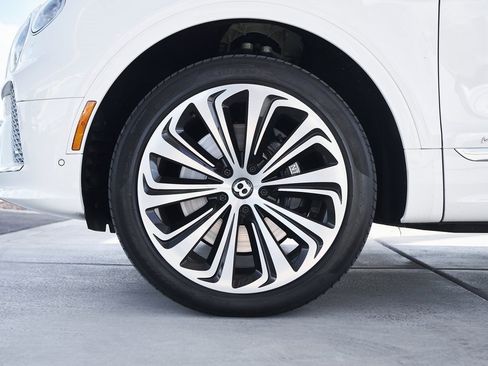 Used 2022 Bentley Bentayga image 3