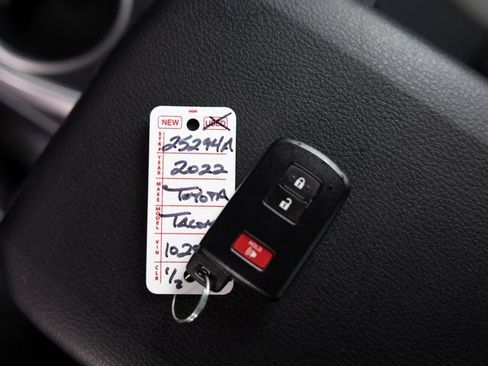 Used 2022 Toyota Tacoma TRD Sport w/ Technology Package image 25