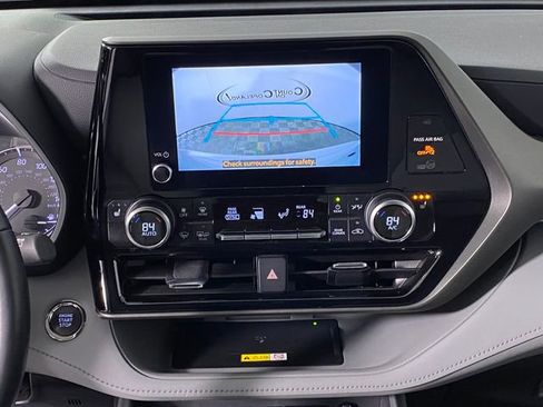 Used 2023 Toyota Highlander XLE image 18