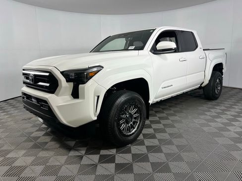Used 2024 Toyota Tacoma SR5 image 3