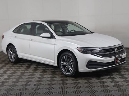 Used 2023 Volkswagen Jetta SE w/ Panoramic Sunroof Package FWD image 2