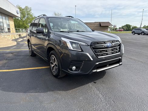 Used 2023 Subaru Forester Premium AWD/4WD image 3