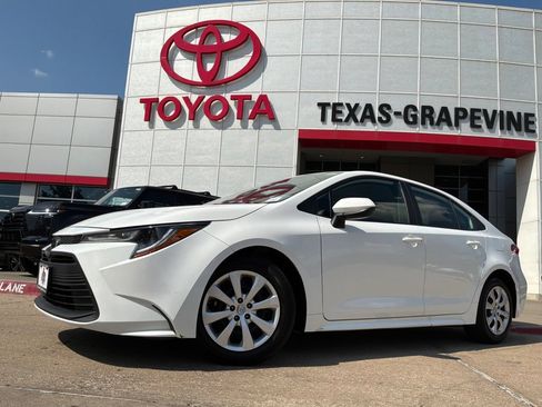 Used 2025 Toyota Corolla LE FWD image 2