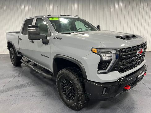 Used 2025 Chevrolet Silverado 2500 ZR2 w/ Technology Package image 30