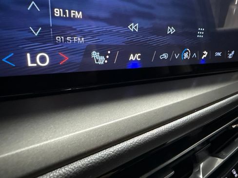 Used 2025 Chevrolet Traverse LT FWD image 32
