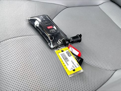 Used 2024 Toyota Highlander Limited image 14