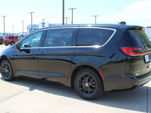 Used 2024 Chrysler Pacifica Touring-L FWD image 16