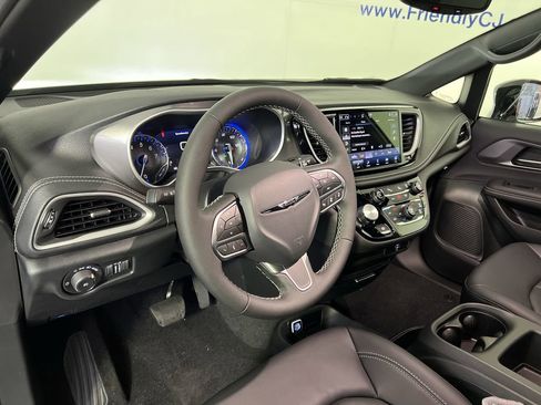 New 2026 Chrysler Pacifica Select image 13