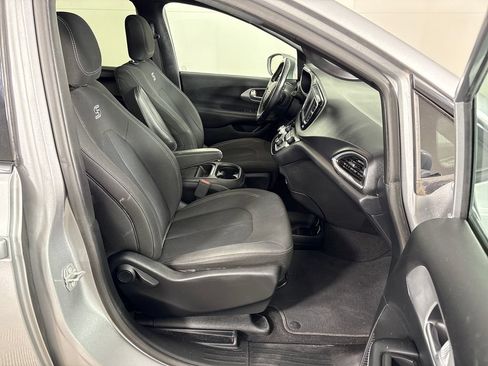 Used 2018 Chrysler Pacifica Touring Plus w/ S Appearance Package FWD image 5