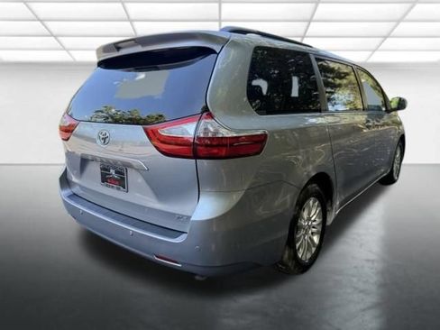Used 2015 Toyota Sienna XLE w/ XLE Navigation Package FWD image 5