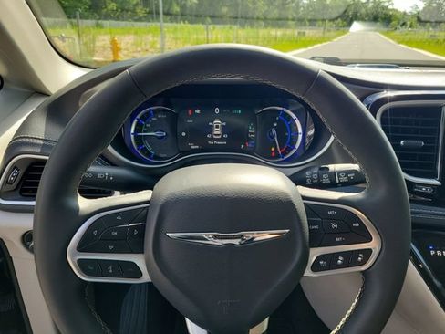 Used 2024 Chrysler Pacifica Limited FWD image 19