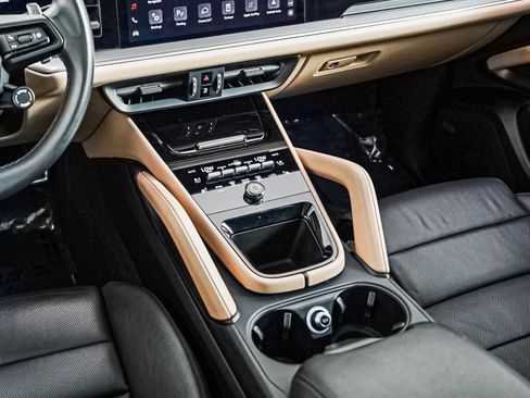 Certified 2024 Porsche Cayenne S w/ Premium Package Plus AWD/4WD image 20