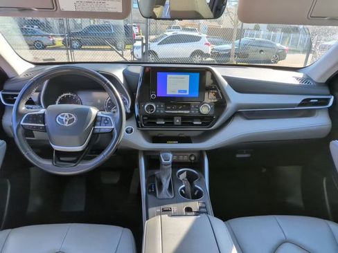 Used 2024 Toyota Highlander XLE FWD image 11