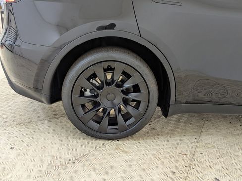 Used 2023 Tesla Model Y Long Range image 12