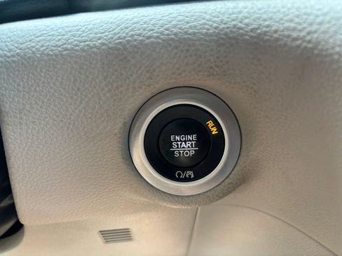 Used 2018 Chrysler Pacifica Limited w/ Advanced Safetytec Group FWD image 29