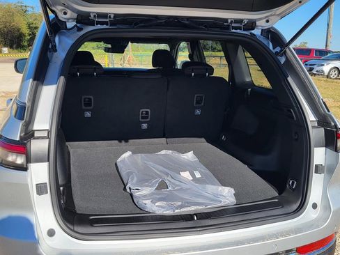 New 2025 Jeep Grand Cherokee Laredo image 8