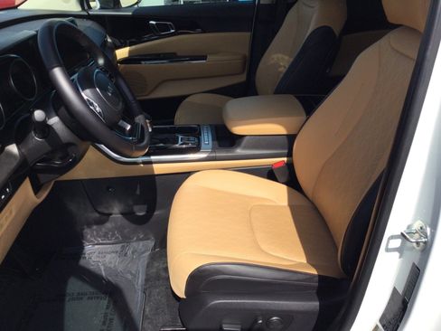 Used 2024 Kia Carnival EX FWD image 12