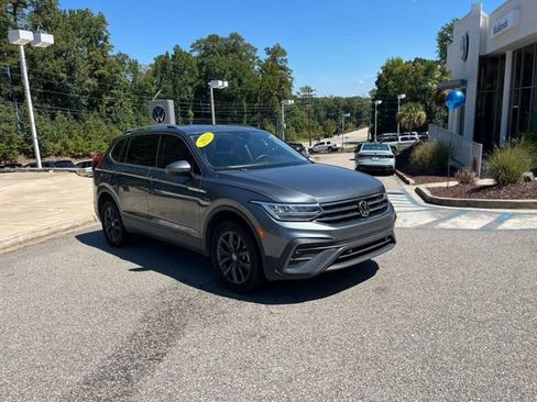 Used 2023 Volkswagen Tiguan SE FWD image 1