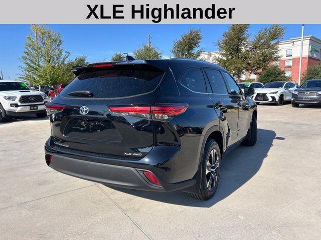 Used 2021 Toyota Highlander XLE AWD/4WD image 3