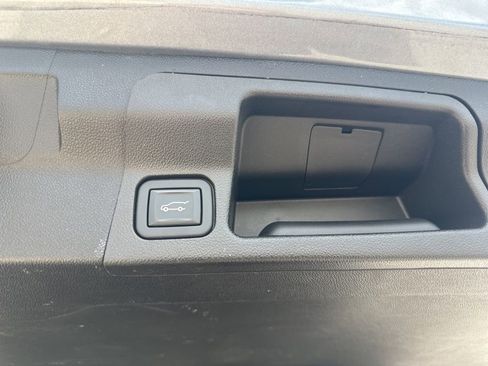 Used 2022 GMC Acadia SLE w/ Driver Convenience Package FWD image 10