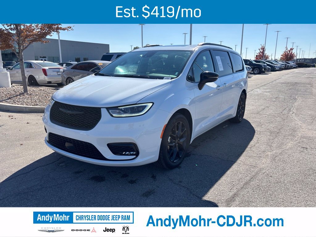 Used 2025 Chrysler Pacifica Limited FWD image 3