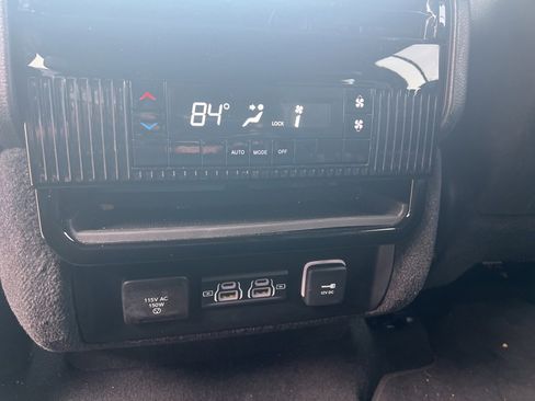 Used 2024 Jeep Wagoneer Series II w/ Flexible Seating Group image 11