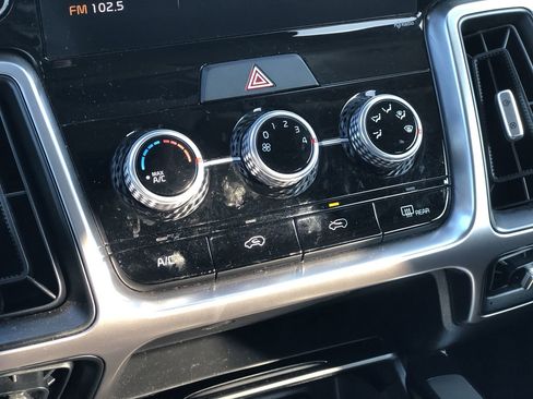 Used 2023 Kia Sorento LX image 22