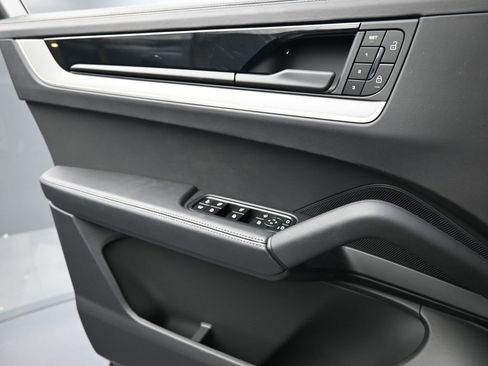 Used 2025 Porsche Cayenne E-Hybrid Coupe image 25