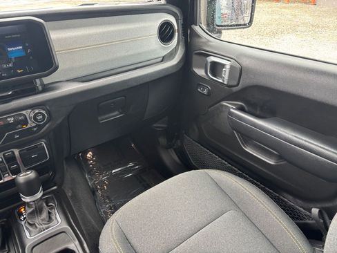 Used 2025 Jeep Wrangler Sport S image 31