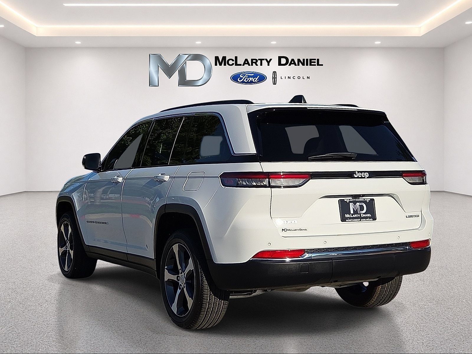 Used 2025 Jeep Grand Cherokee Limited w/ Trailer Tow Package AWD/4WD image 4