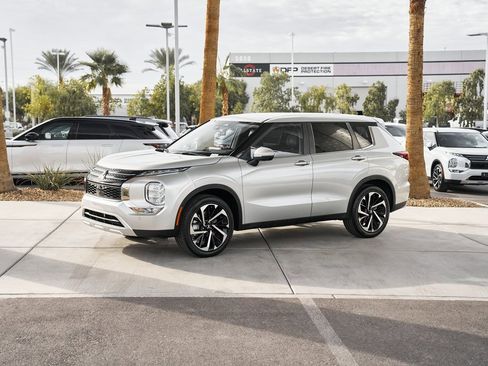 Used 2024 Mitsubishi Outlander SE image 4