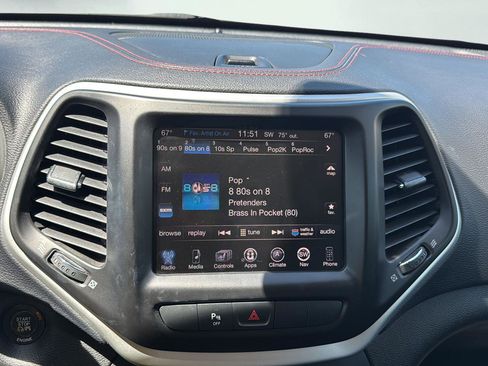 Used 2015 Jeep Cherokee Trailhawk w/ Comfort/Convenience Group AWD/4WD image 16