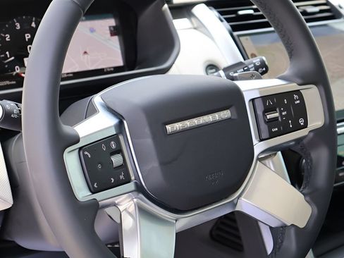 Certified 2025 Land Rover Discovery Dynamic SE AWD/4WD image 18