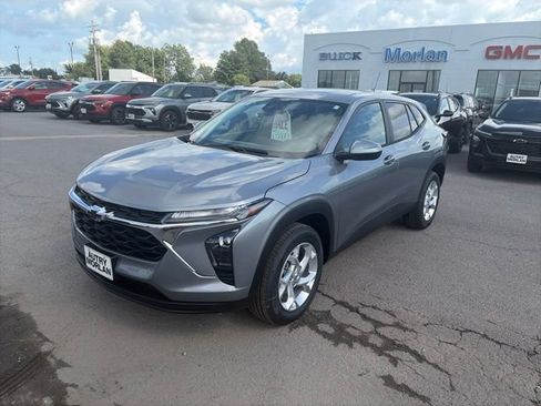 New 2026 Chevrolet Trax LS w/ LS Convenience Package FWD image 2
