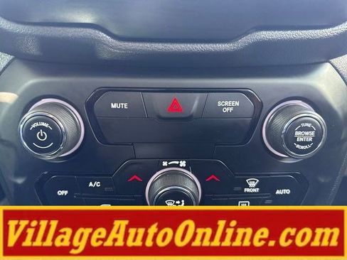 Used 2019 Jeep Renegade Latitude w/ Cold Weather Group AWD/4WD image 28