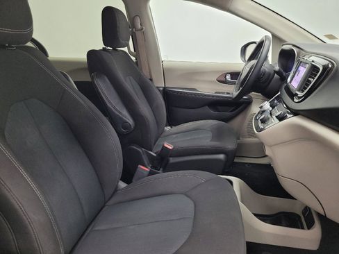 Used 2022 Chrysler Voyager LX FWD image 21