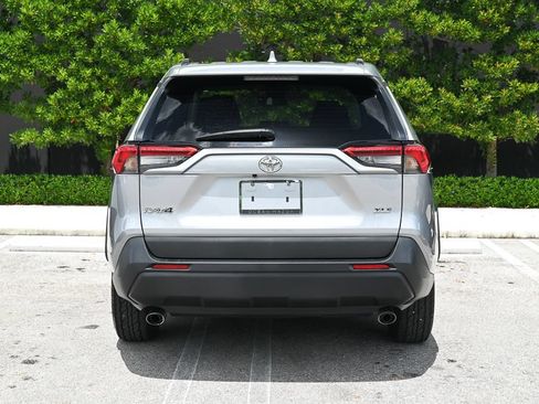 Used 2021 Toyota RAV4 XLE FWD image 5