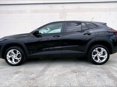 Used 2024 Chevrolet Trax LS w/ LS Convenience Package FWD image 3