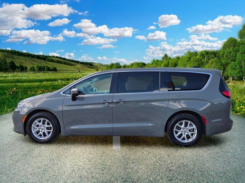 Used 2023 Chrysler Pacifica Touring-L FWD image 3