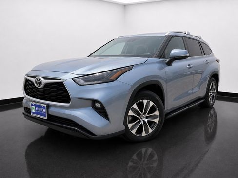Used 2022 Toyota Highlander XLE AWD/4WD image 1
