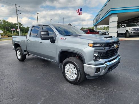 Used 2025 Chevrolet Silverado 3500 LT AWD/4WD image 2