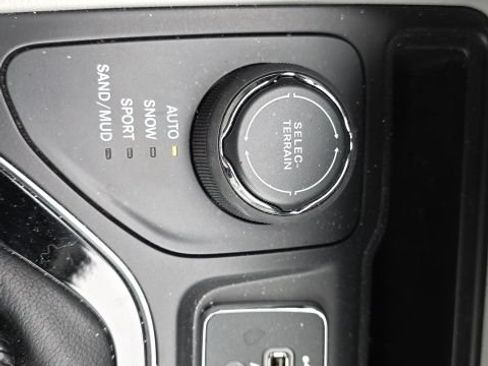 Used 2019 Jeep Cherokee Limited w/ Trailer Tow Group AWD/4WD image 7