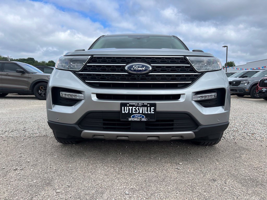 Used 2023 Ford Explorer XLT AWD/4WD image 3