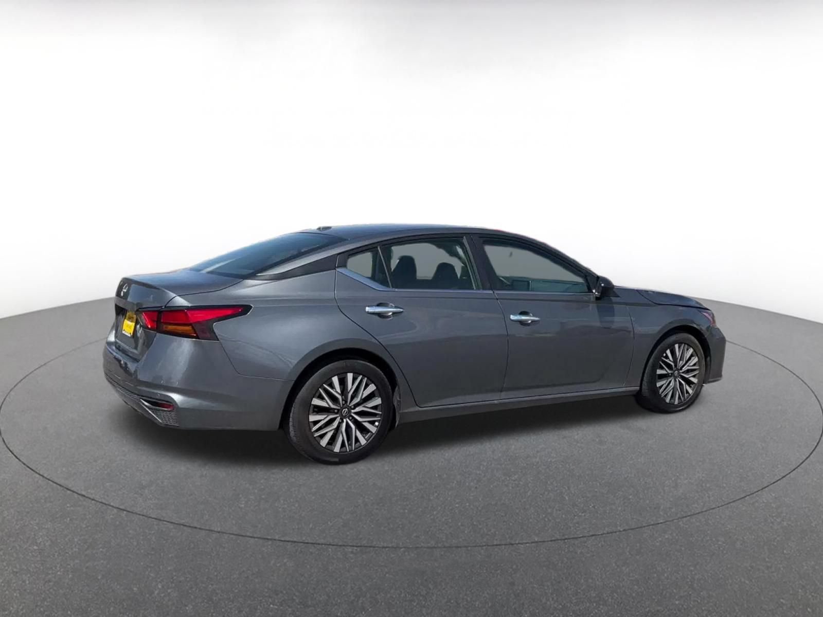 Used 2025 Nissan Altima 2.5 SV FWD image 14