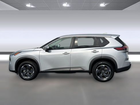 Used 2025 Nissan Rogue SV AWD/4WD image 2