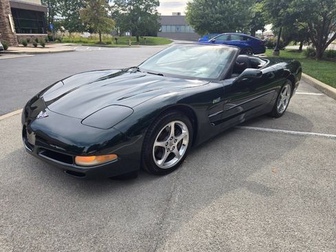 Used 2000 Chevrolet Corvette Convertible w/ Performance Handling Pkg RWD image 2