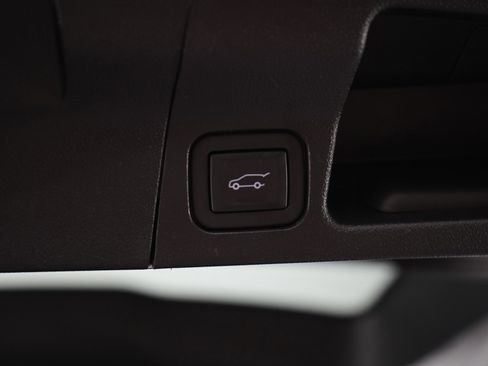 Used 2023 GMC Acadia SLT image 18