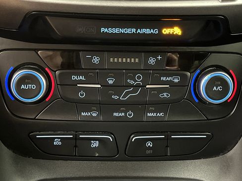 Used 2020 Ford Transit Connect XLT image 18