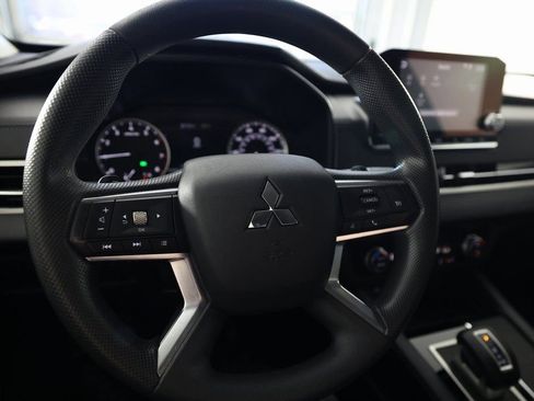 Used 2024 Mitsubishi Outlander ES image 19