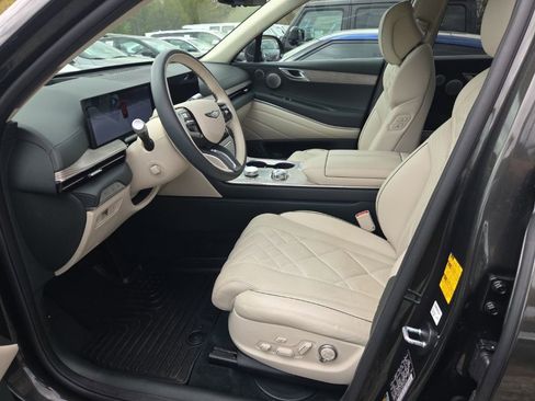 Used 2025 Genesis GV80 3.5T Prestige image 3